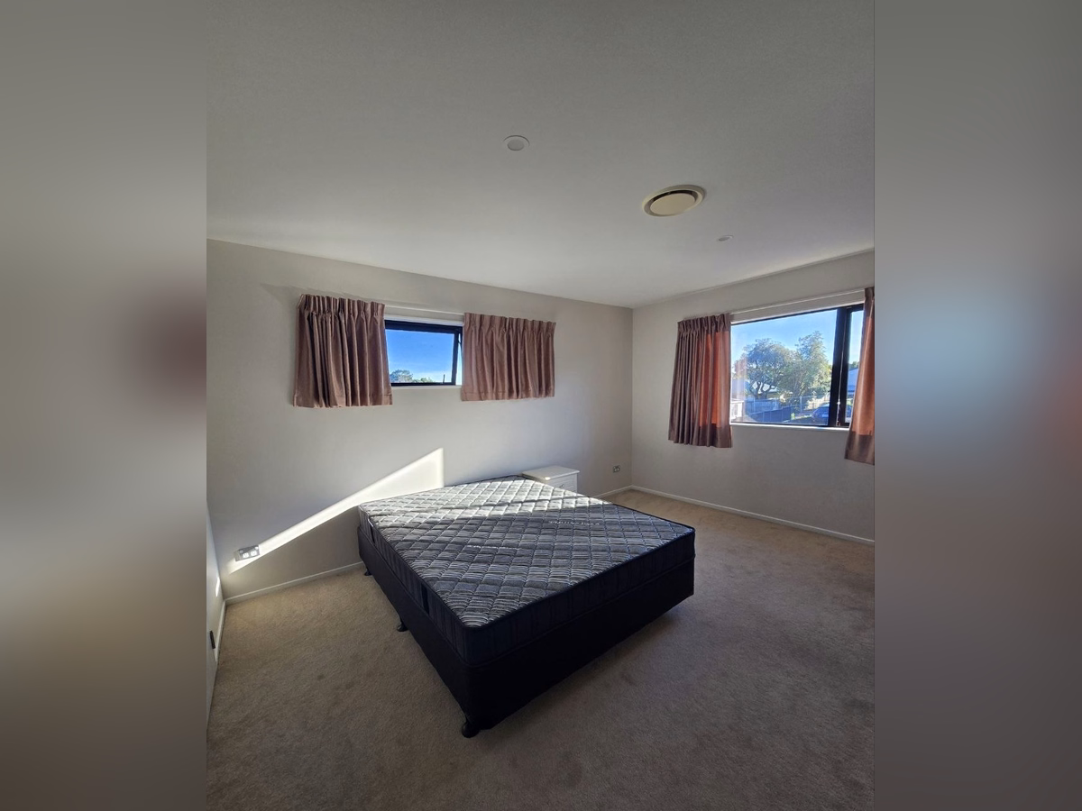 Room 2 · Extra large, sunny bedroom – Glendene