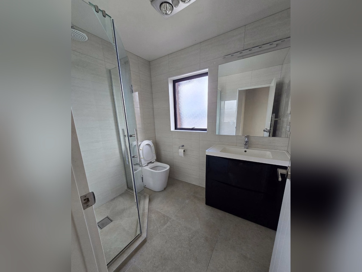 Bathroom · Shared bathroom with 2 others – Glendene
