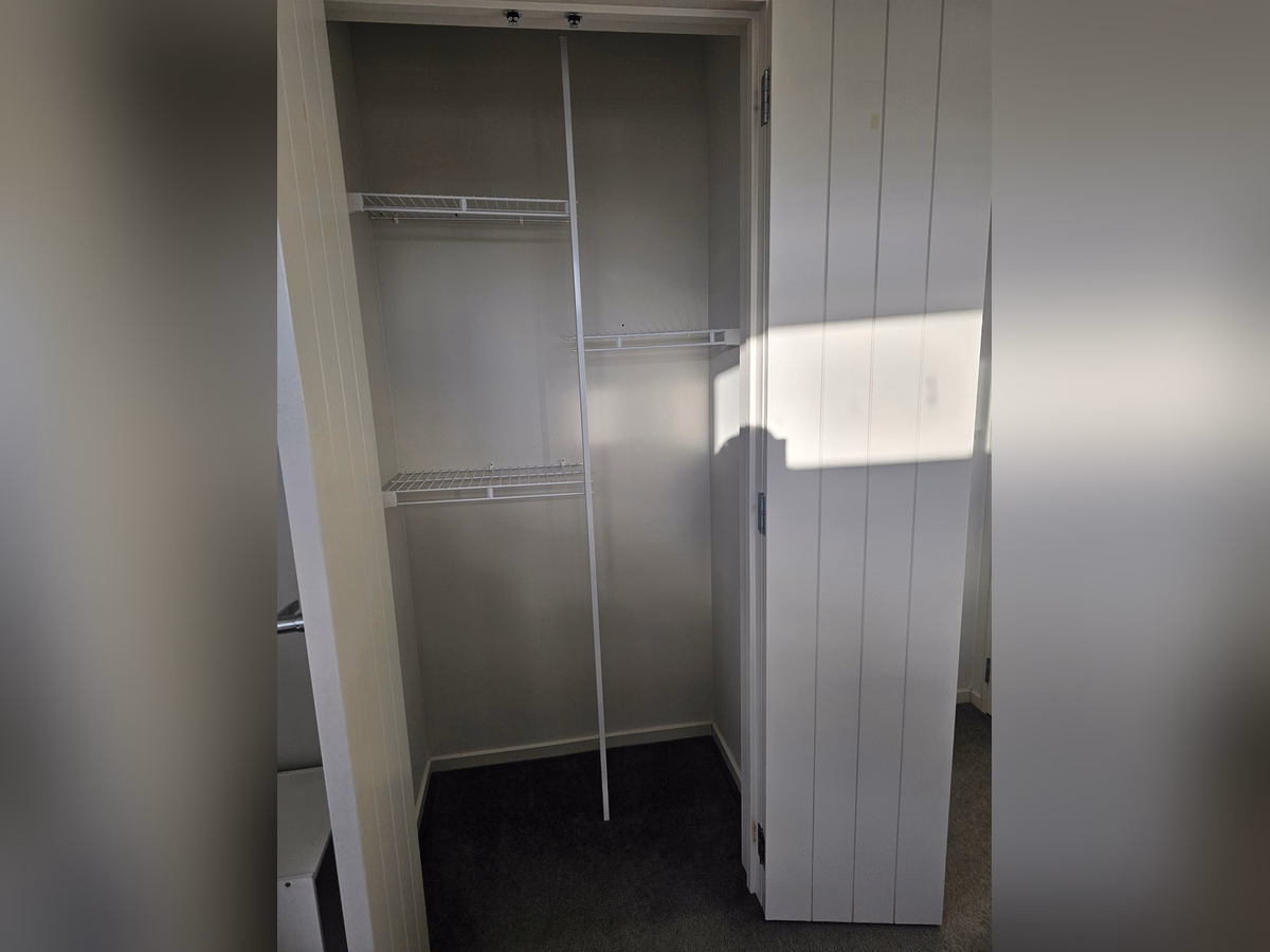 Room 2 · Built-in wardrobe – Epsom